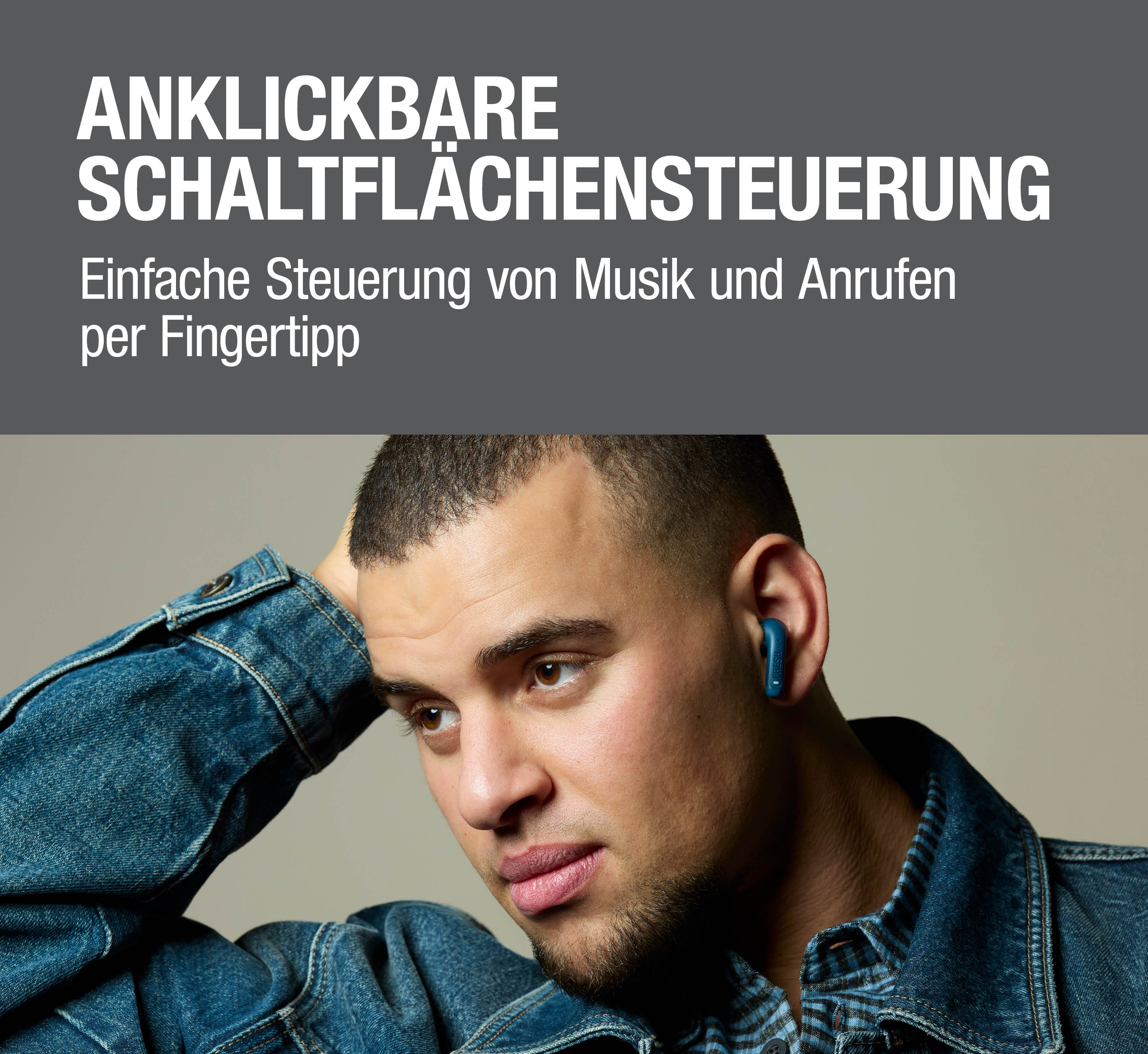 Mann mit blauem Ohrhörer, Denimjacke, Text über Tastensteuerung.