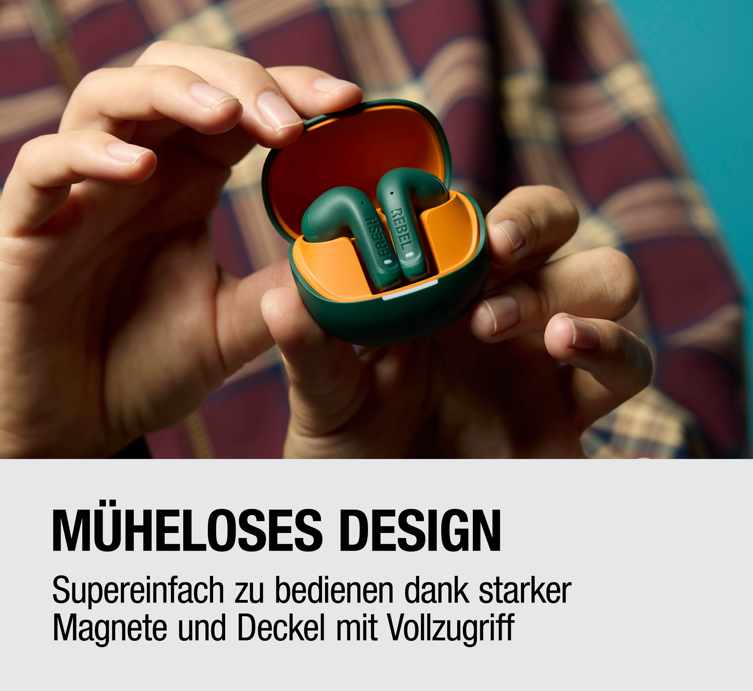 Grüne Kopfhörer in einem grünen und orangen Ladecase, gehalten von Händen.