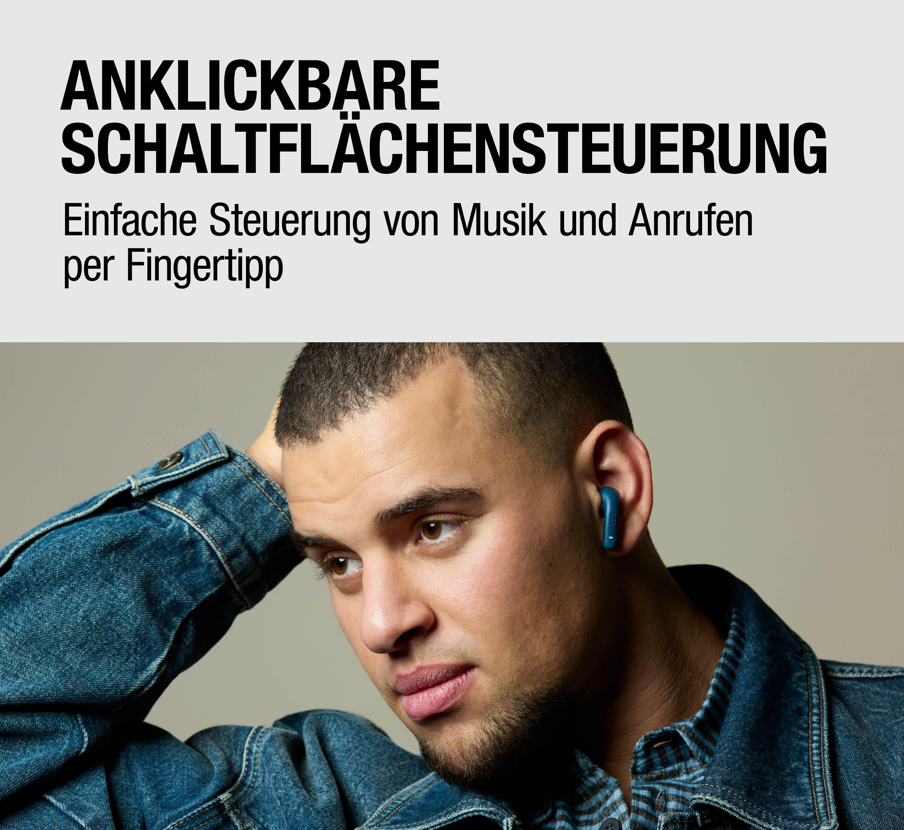 Mann mit blauem Kopfhörer im Ohr, der seine Hand an den Kopf legt.