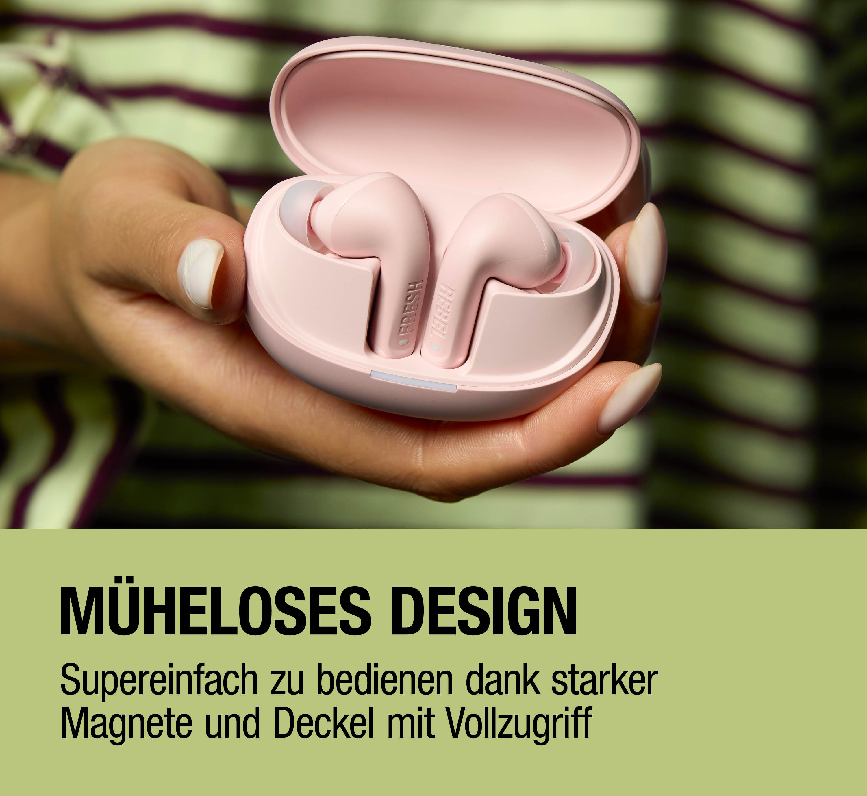 Eine Person hält kabellose Kopfhörer in einem rosa Ladecase.