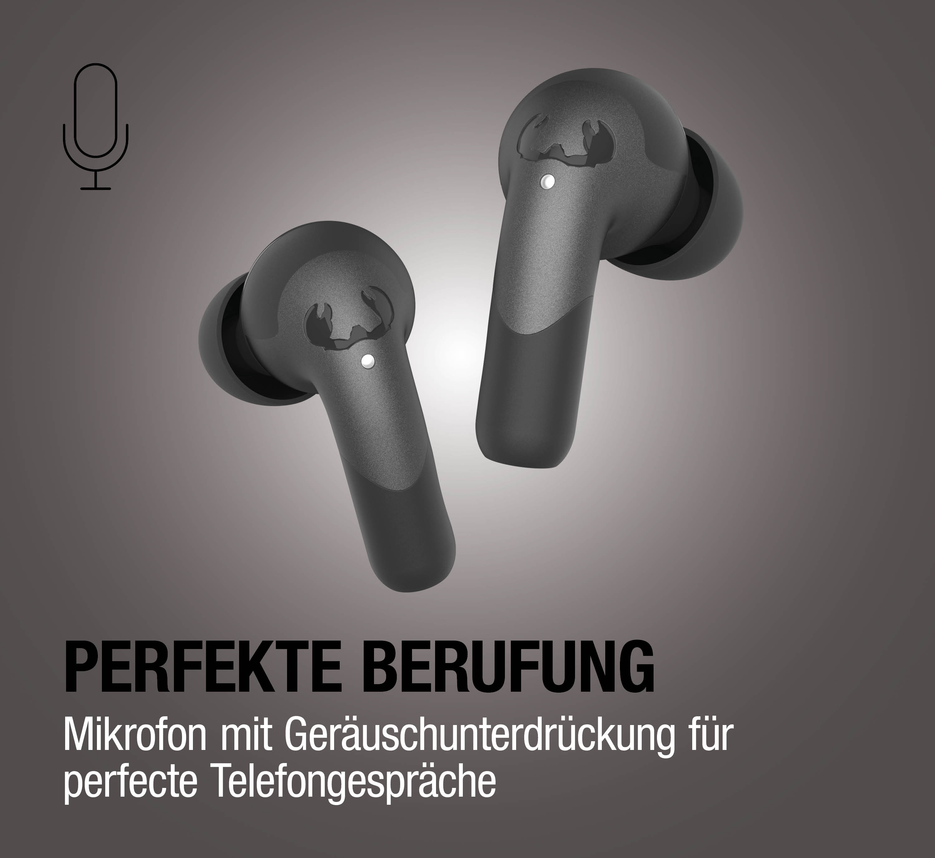 Zwei schwarze kabellose Ohrhörer mit Mikrofon und Logo.