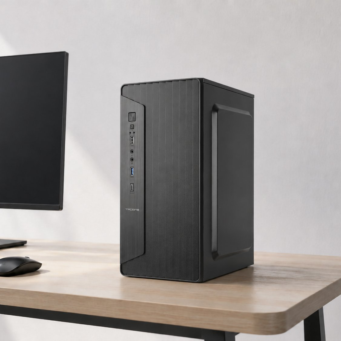 Una torre de computadora negra sobre un escritorio de madera junto a un monitor y un ratón.
