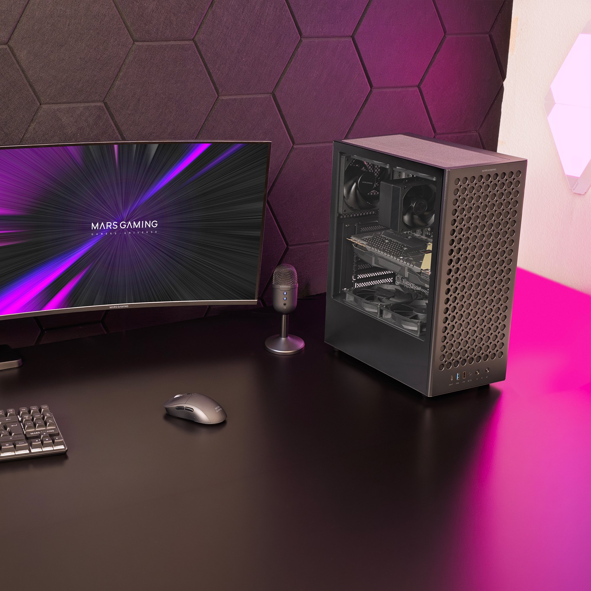 Un PC para juegos, monitor, micrófono y ratón sobre un escritorio.
