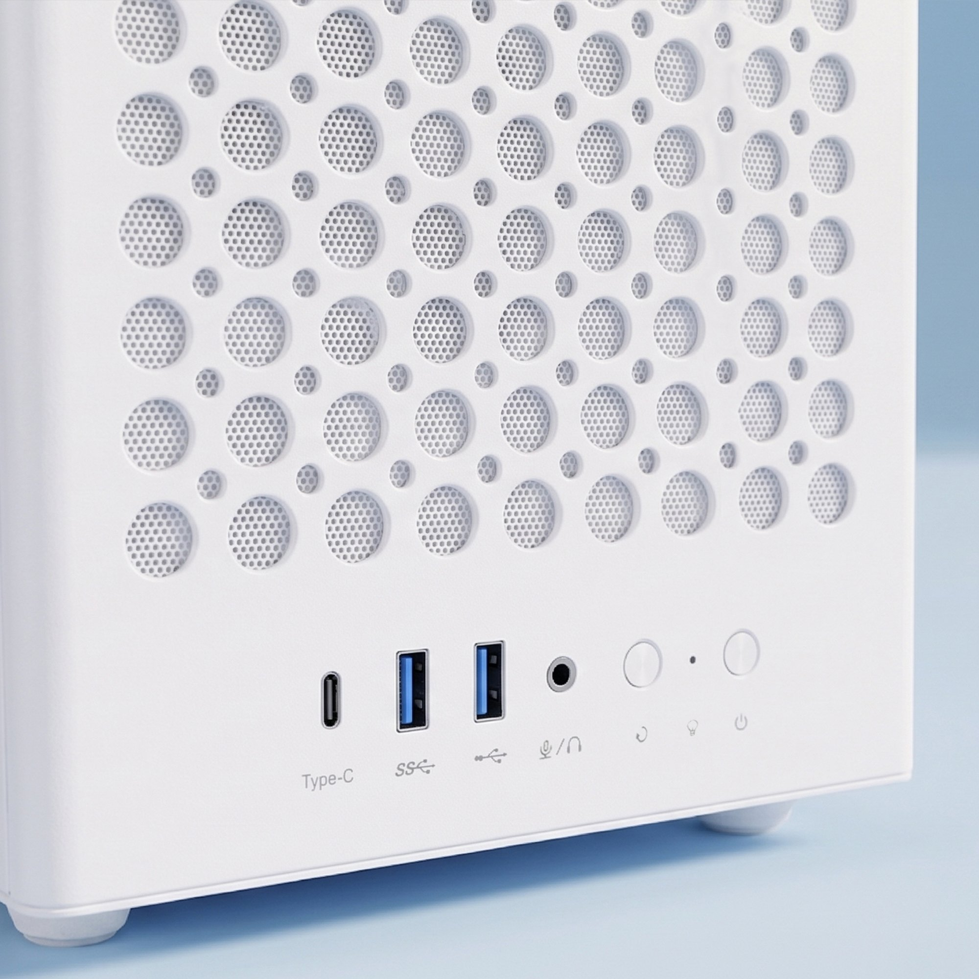 Panel frontal de PC blanco con ventilaciones circulares y puertos: USB-C, USB-A, conector audio.
