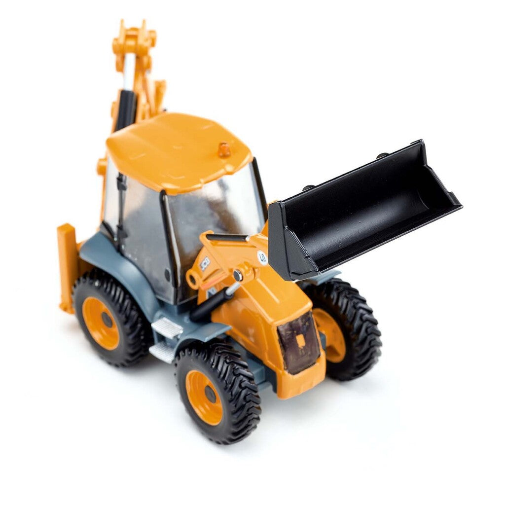 Ein orangefarbener Spielzeug-Baggerlader mit schwarzer Schaufel auf weißem Hintergrund.