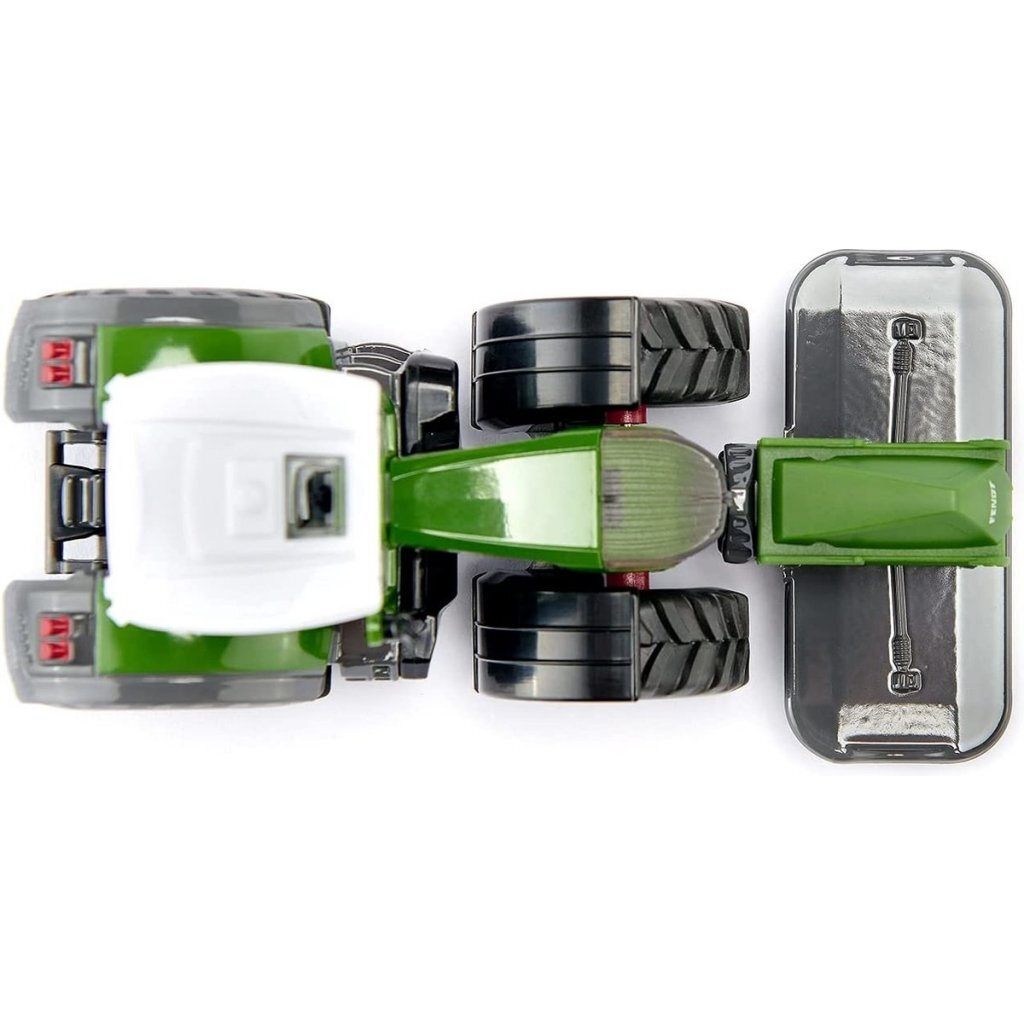Grüner Spielzeugtraktor mit Anhänger, von oben gesehen.