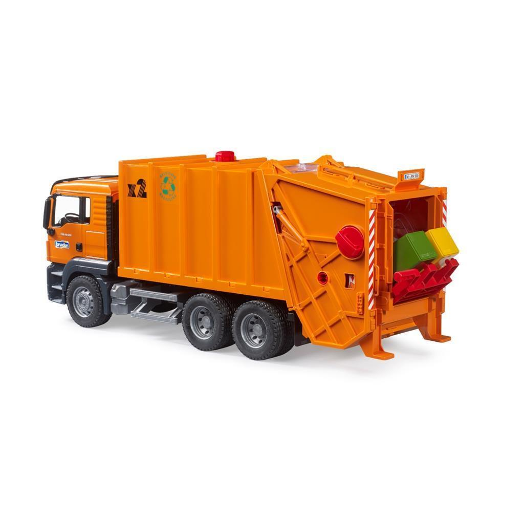 Ein orangefarbener Müllwagen mit mehreren Achsen und Mülltonnen im hinteren Teil.