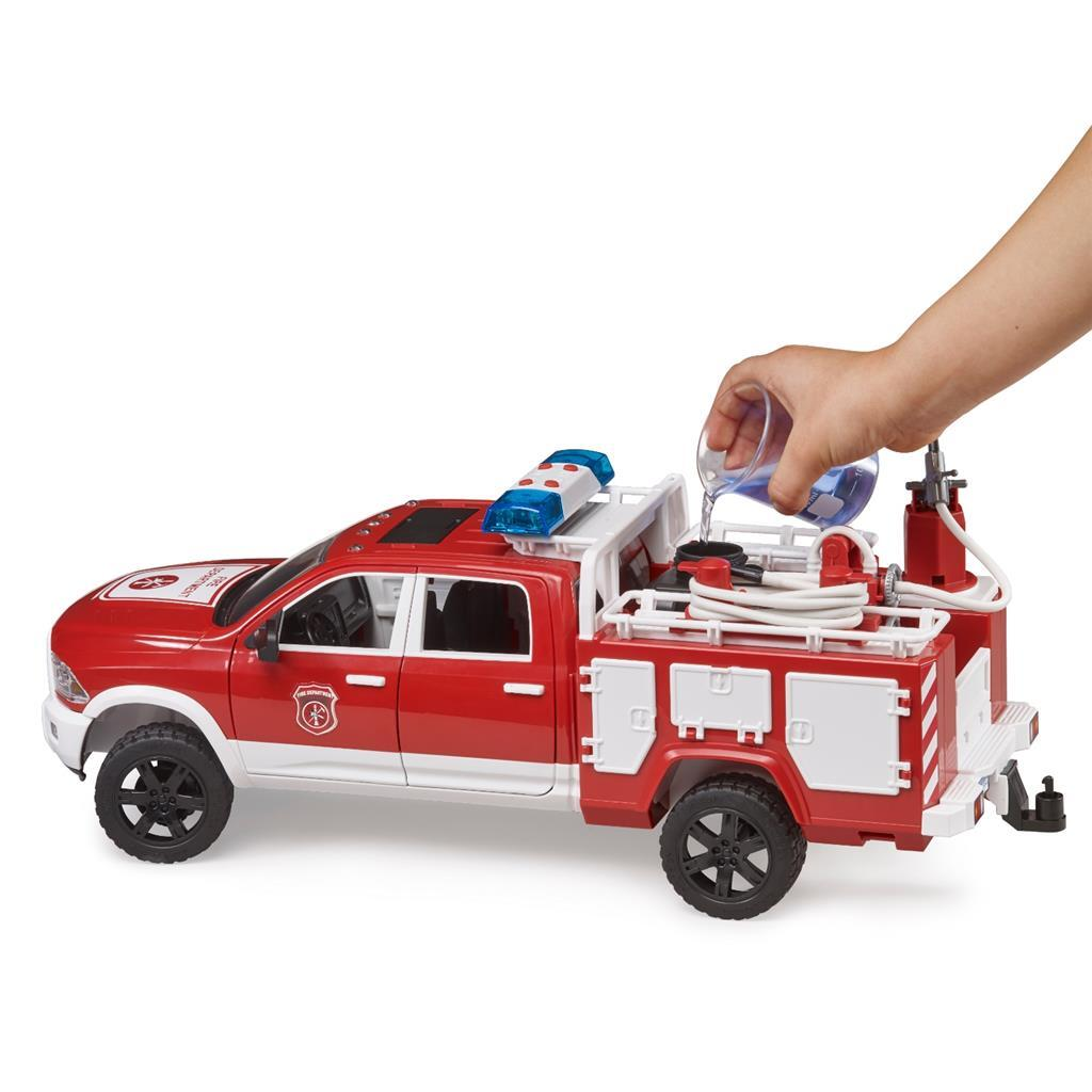 Un camion dei pompieri giocattolo rosso con tubo e spruzzatore, riempito d'acqua.