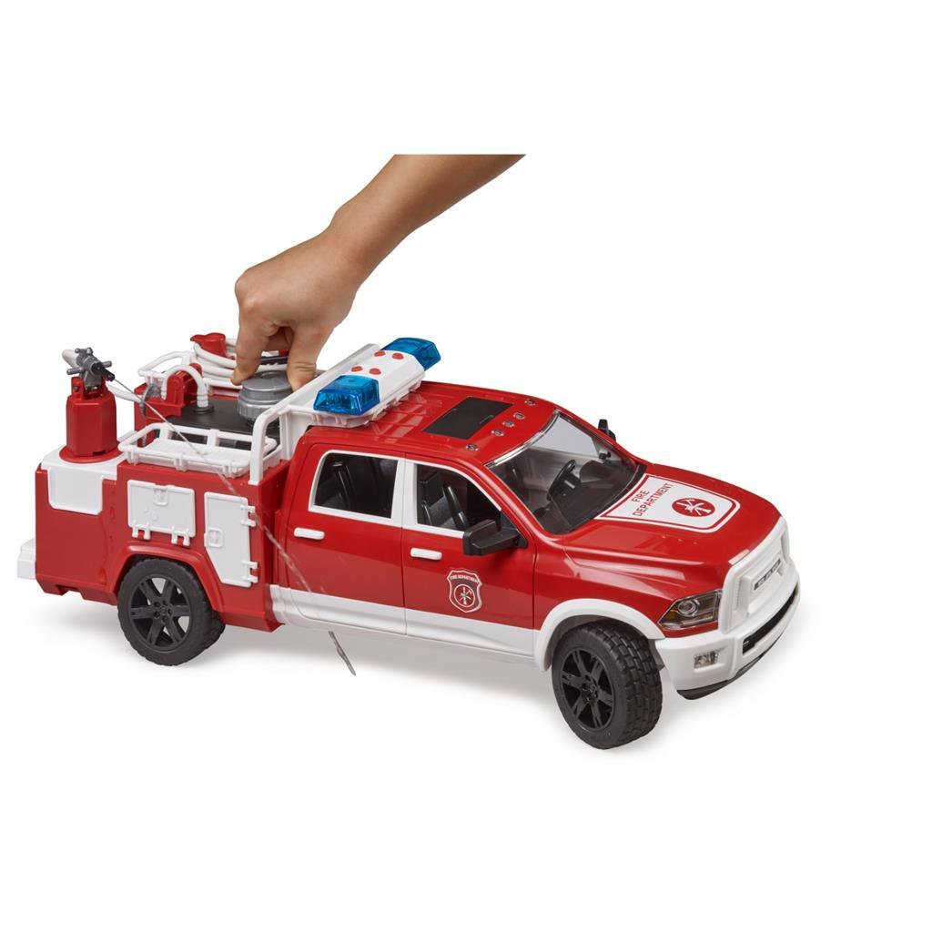 Un camion dei pompieri giocattolo rosso con accenti bianchi, un bambino lo aziona.