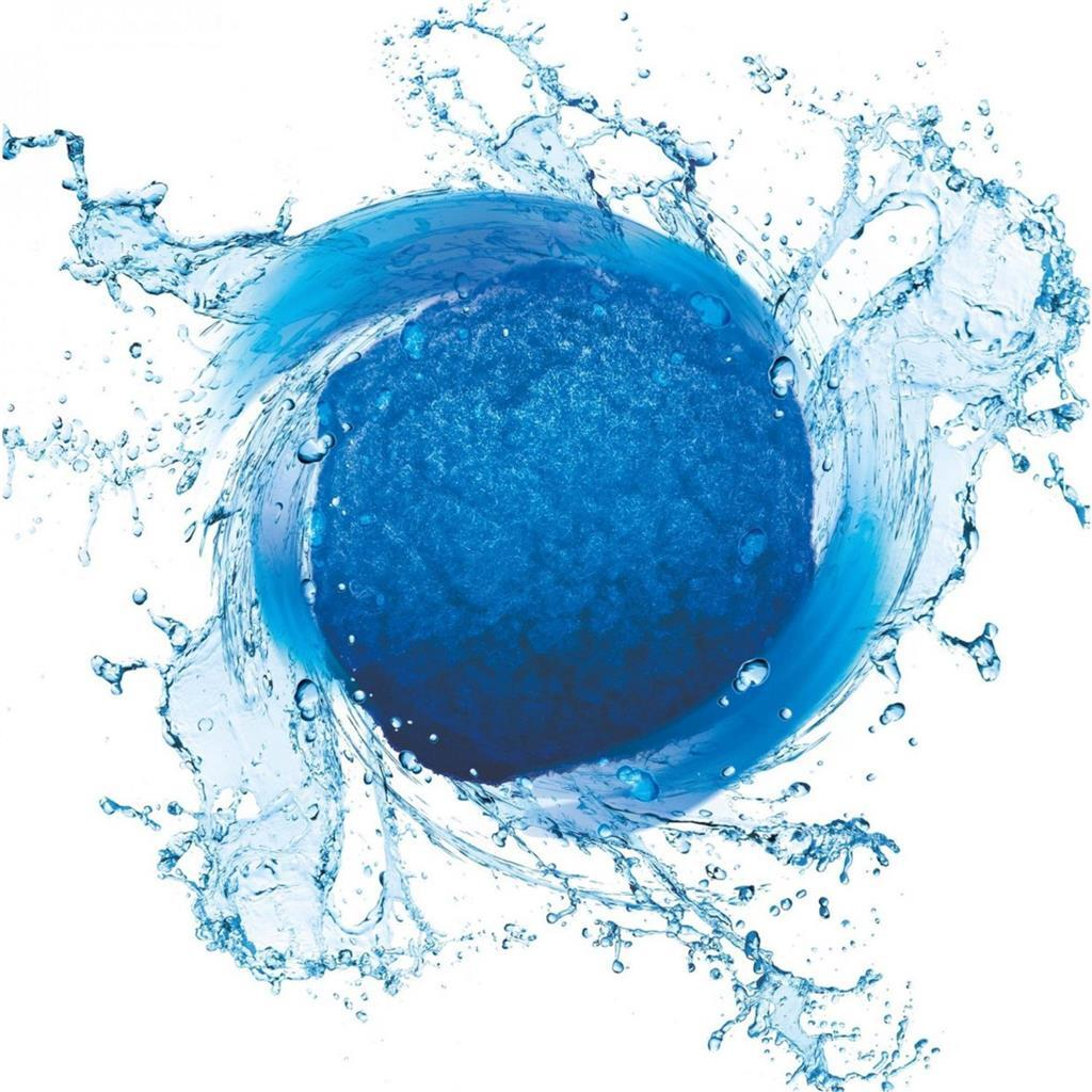 Eine blaue Kugel ist von einem wirbelnden Strudel aus Wasserspritzern umgeben.