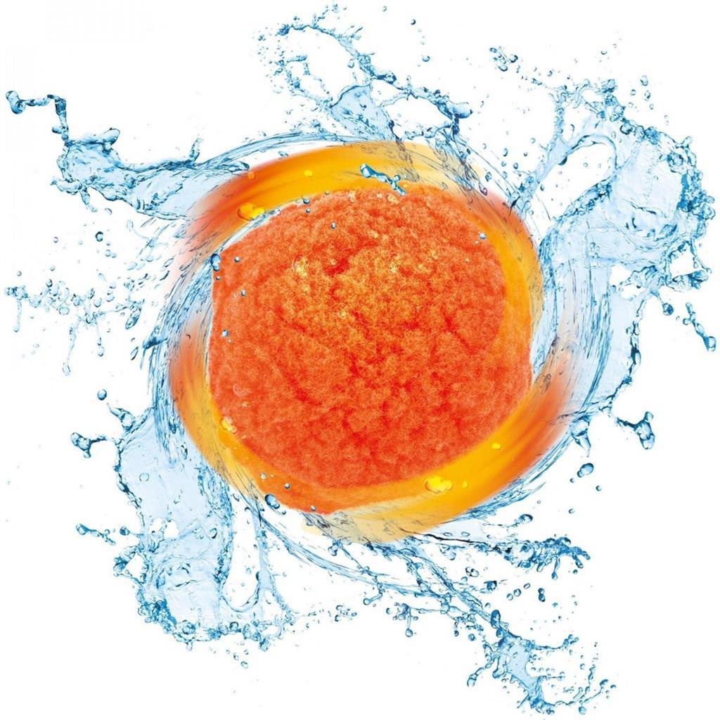 Orangefarbener Ball mit Wasserspritzern im Kreis