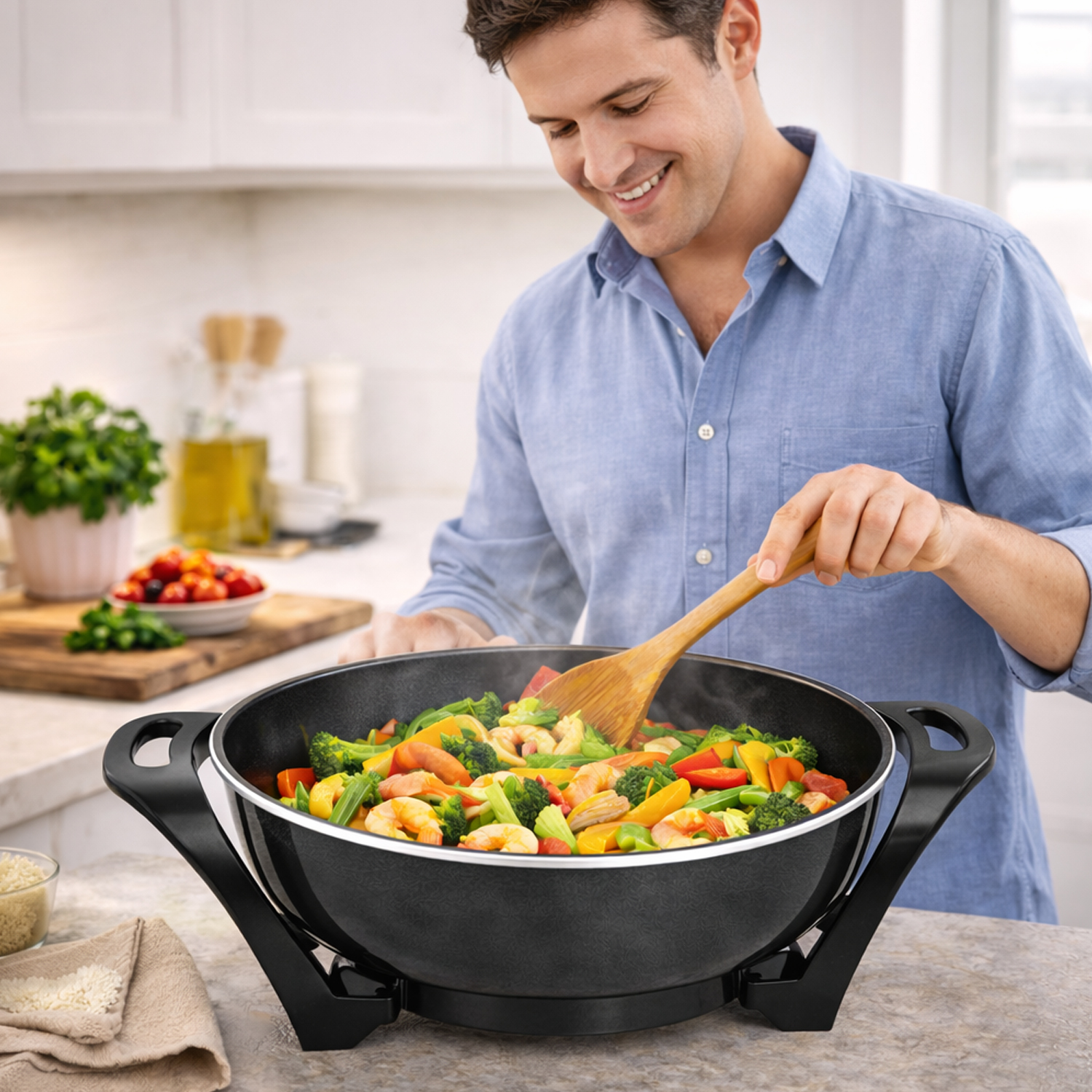 Uomo cucina gamberi e verdure in padella con spatola di legno.