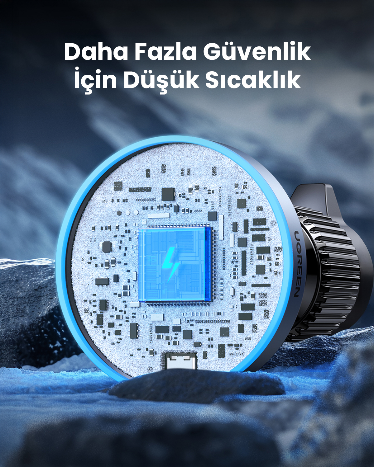 Mavi şimşek sembollü devre kartı yakın çekimi, buzlu bir manzara önünde.