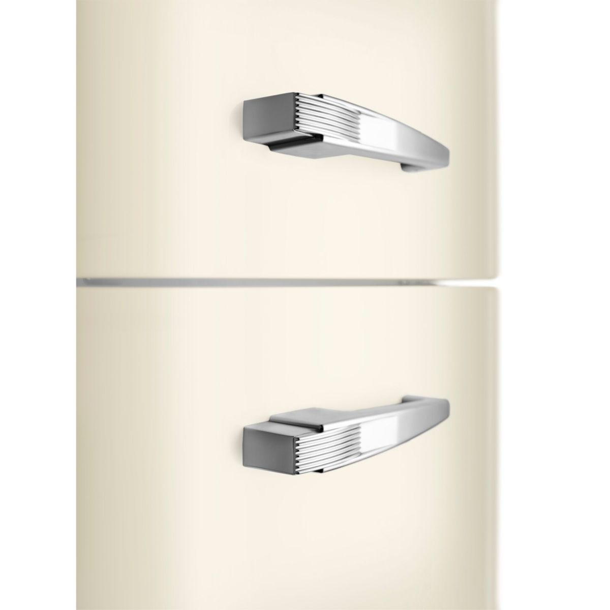 Refrigerador color crema con dos tiradores plateados, dividido horizontalmente.