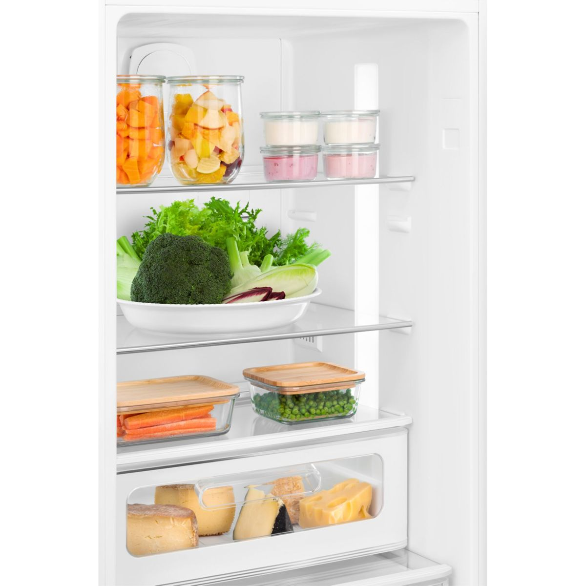 Refrigerador con alimentos: zanahorias, guisantes, brócoli, frutas y queso.