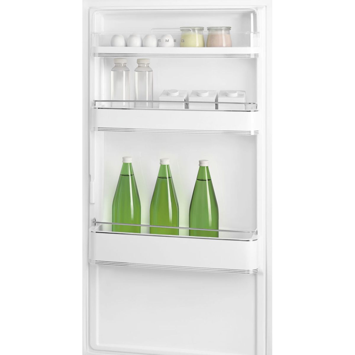 Puerta de refrigerador con huevos, frascos, botellas y botellas de bebida verdes.