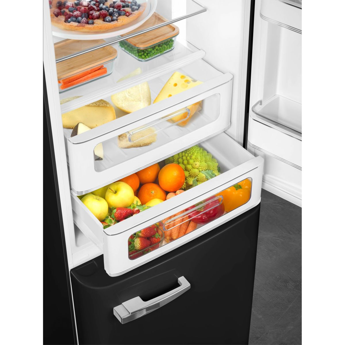 Interior de refrigerador con pastel de bayas, queso, frutas y verduras.