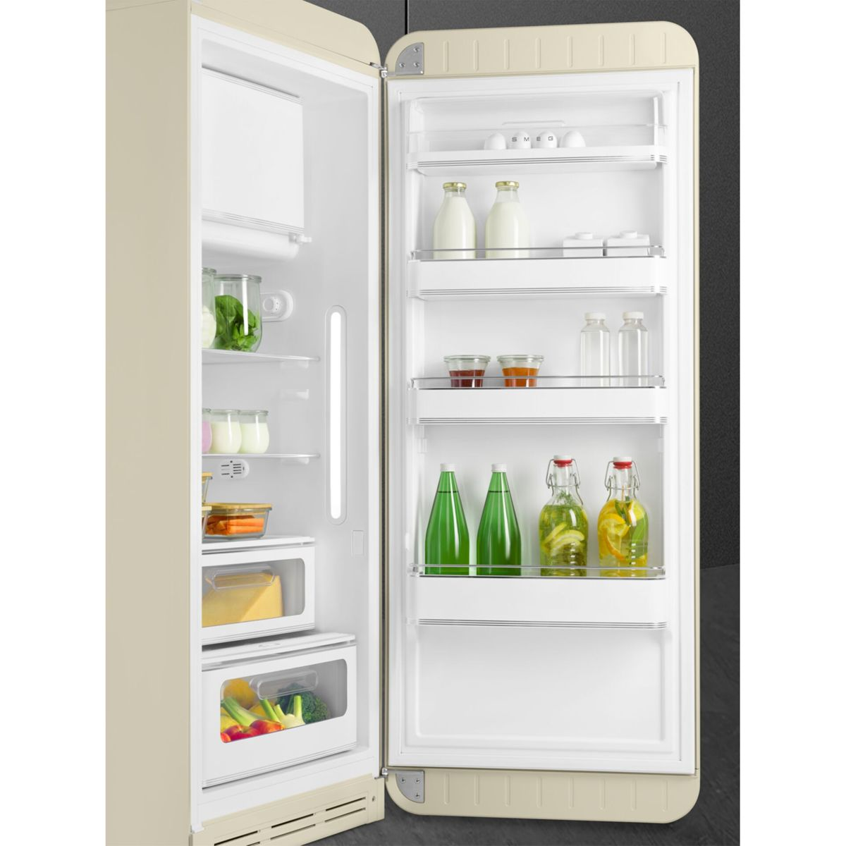 Un refrigerador abierto color crema lleno de comida: botellas, frascos y verduras.