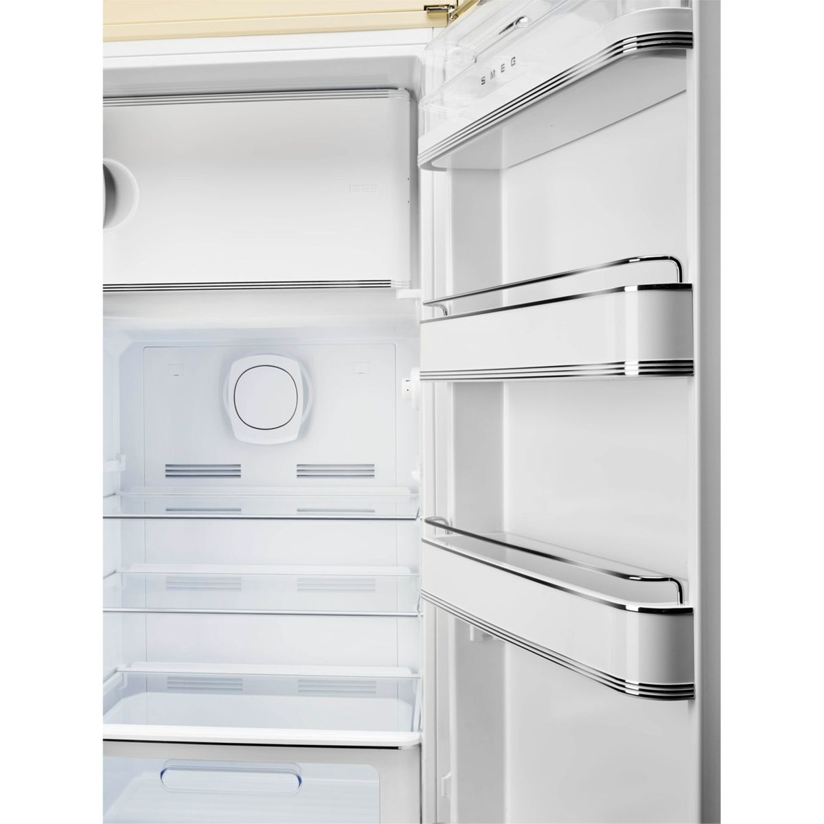 Un refrigerador blanco abierto con estantes y compartimentos en la puerta.