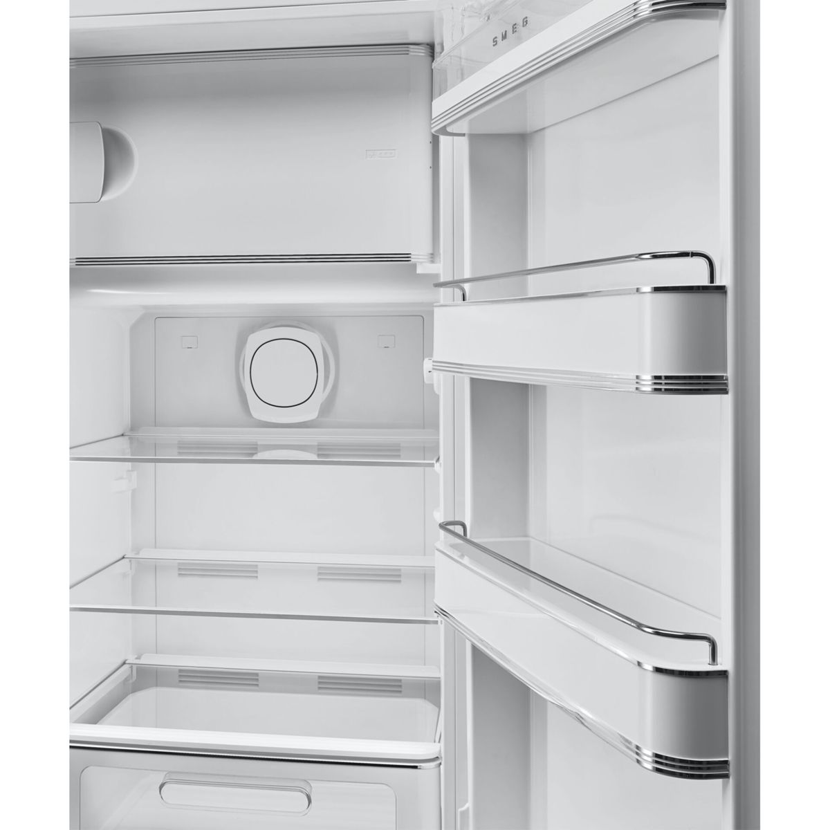 Interno di un frigorifero Smeg bianco con ripiani e balconcini.
