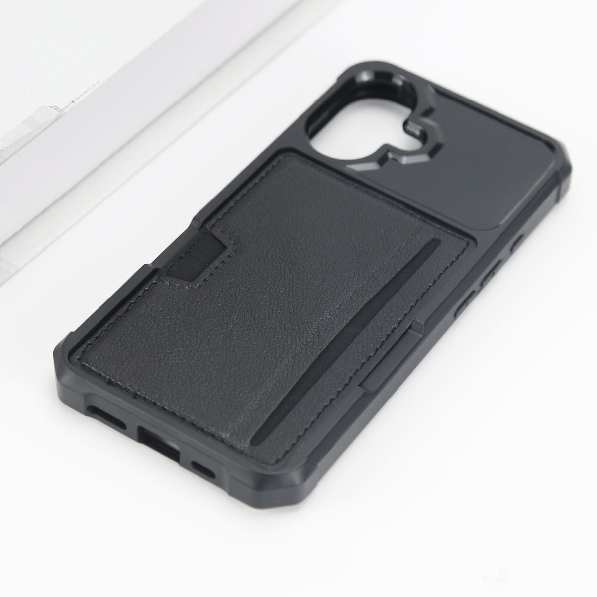 Cover nera per telefono con slot per carte in pelle su sfondo bianco.