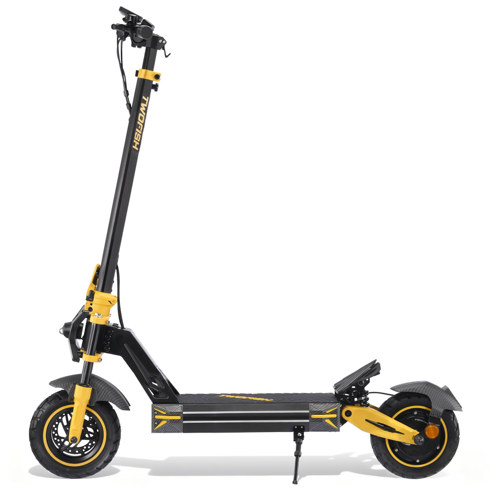 Uno scooter elettrico nero e giallo si trova su sfondo bianco.