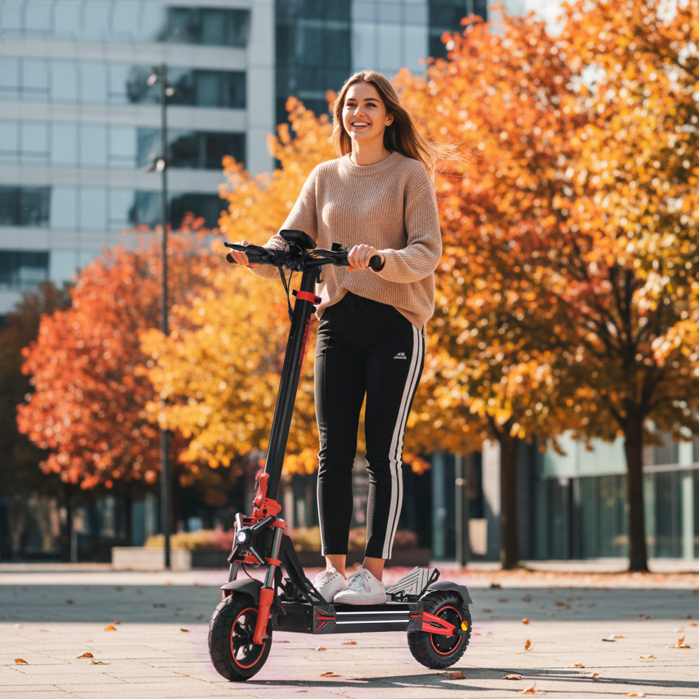 Giovane donna in monopattino elettrico in autunno con alberi e palazzi.
