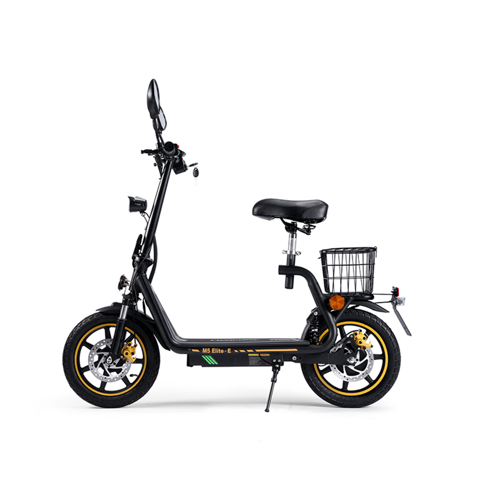 Monopattino elettrico nero con accenti gialli, sedile e cestino.