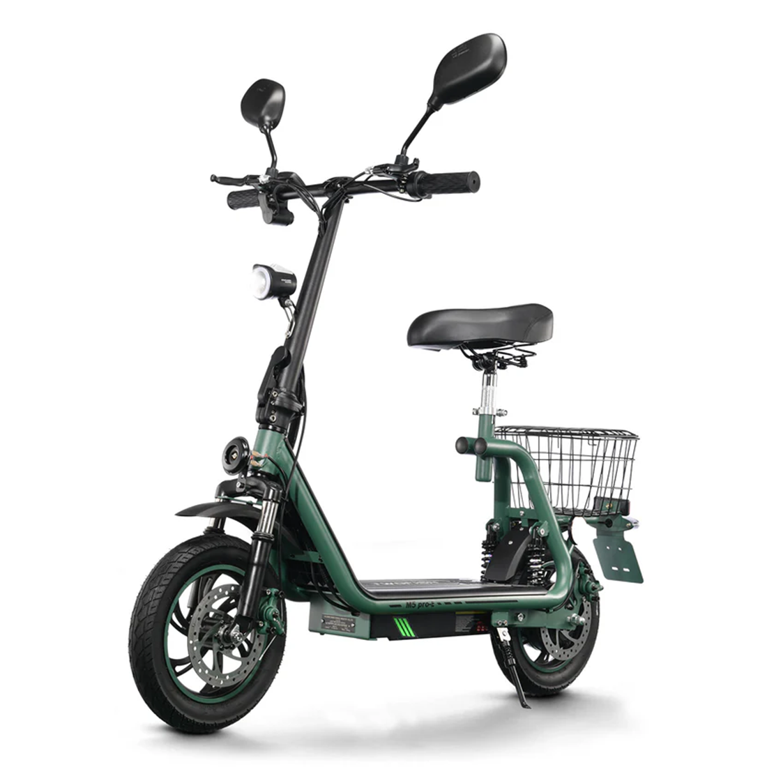 Monopattino elettrico verde con sedile e cestino, sfondo bianco.