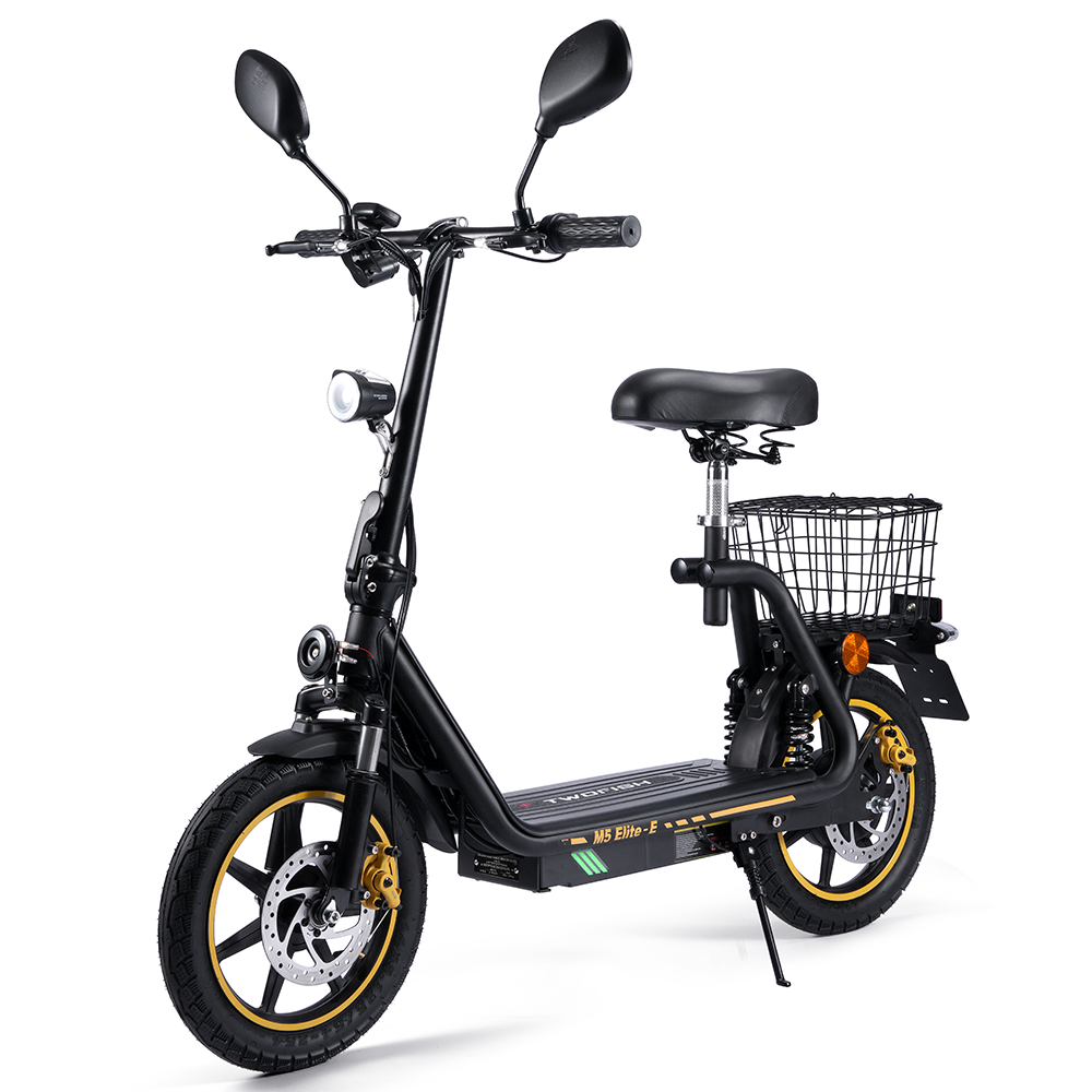 Monopattino elettrico nero con sedile, cestino, specchietti e dettagli gialli.