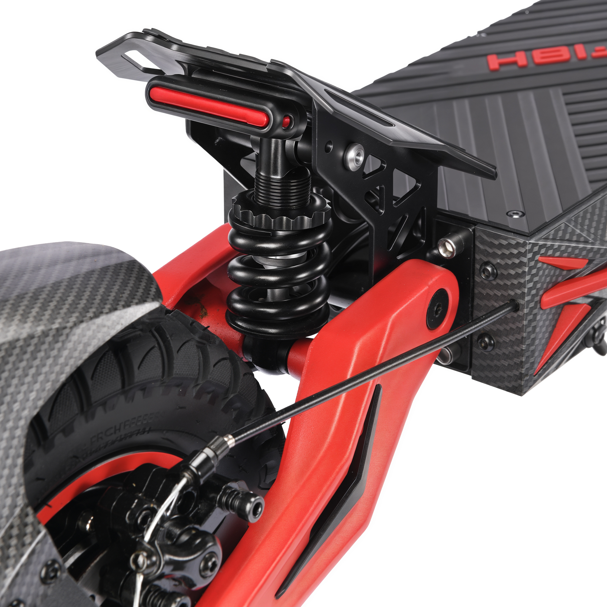 Primo piano della sospensione di uno scooter elettrico, telaio rosso e parti in carbonio.
