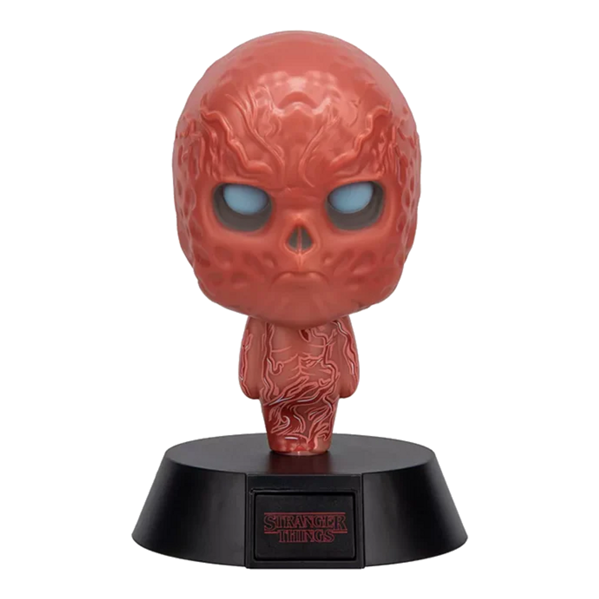 Eine rote Figur mit blauen Augen und einer Schädelstruktur auf einem schwarzen Sockel mit dem „Stranger Things“-Logo.