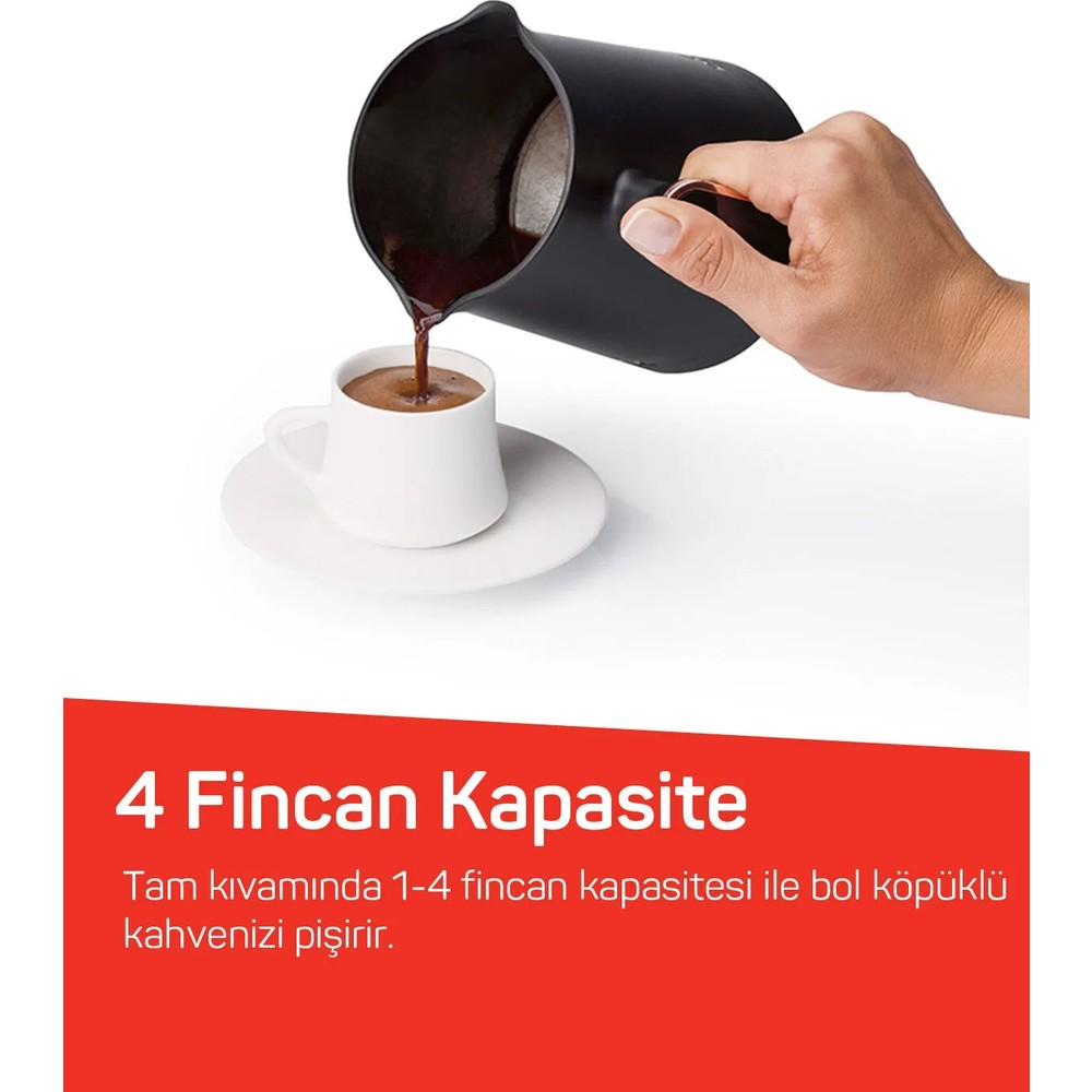 Una mano versa caffè scuro da una caffettiera nera in una tazza bianca.
