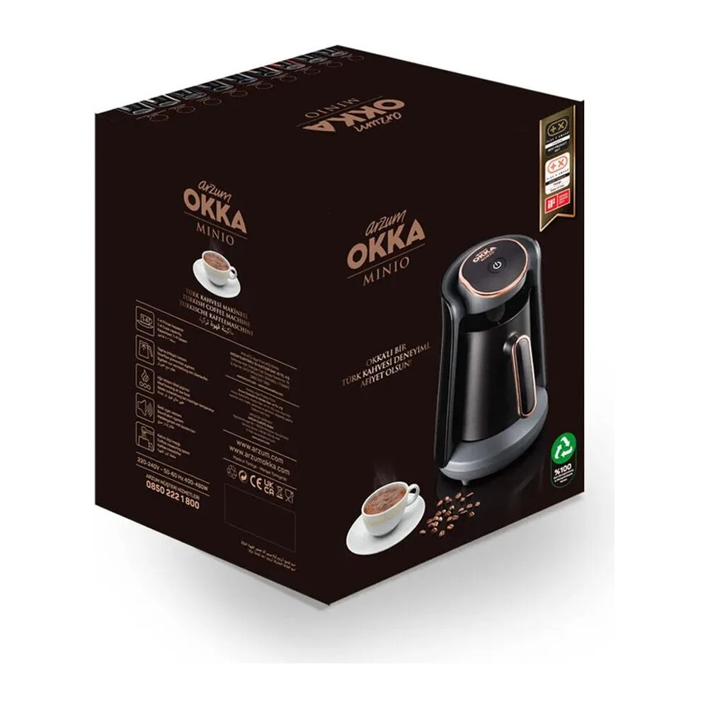 Scatola di una caffettiera turca nera Arzum Okka Minio con illustrazione di tazza.