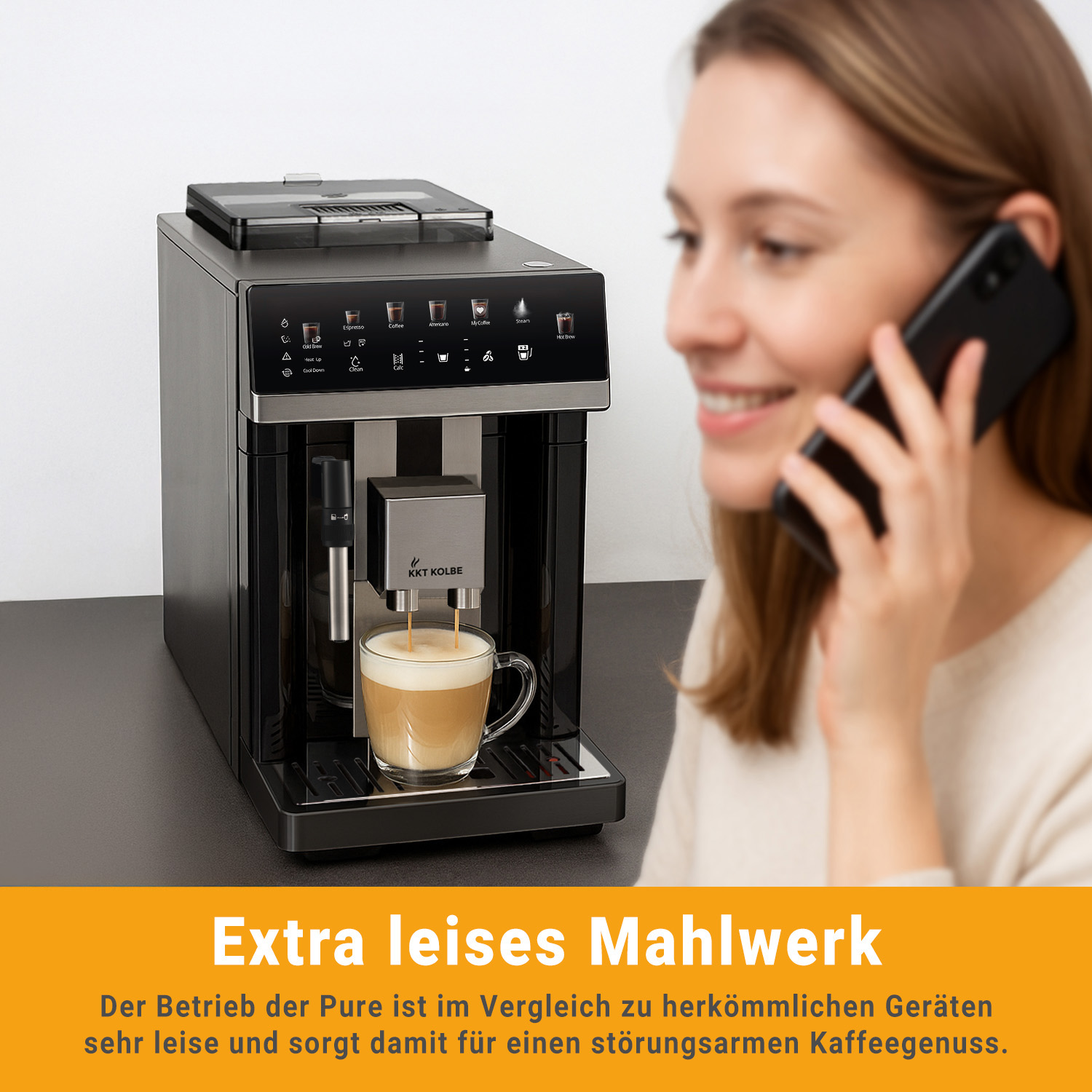 Eine Frau telefoniert, während eine Kaffeemaschine Kaffee zubereitet.