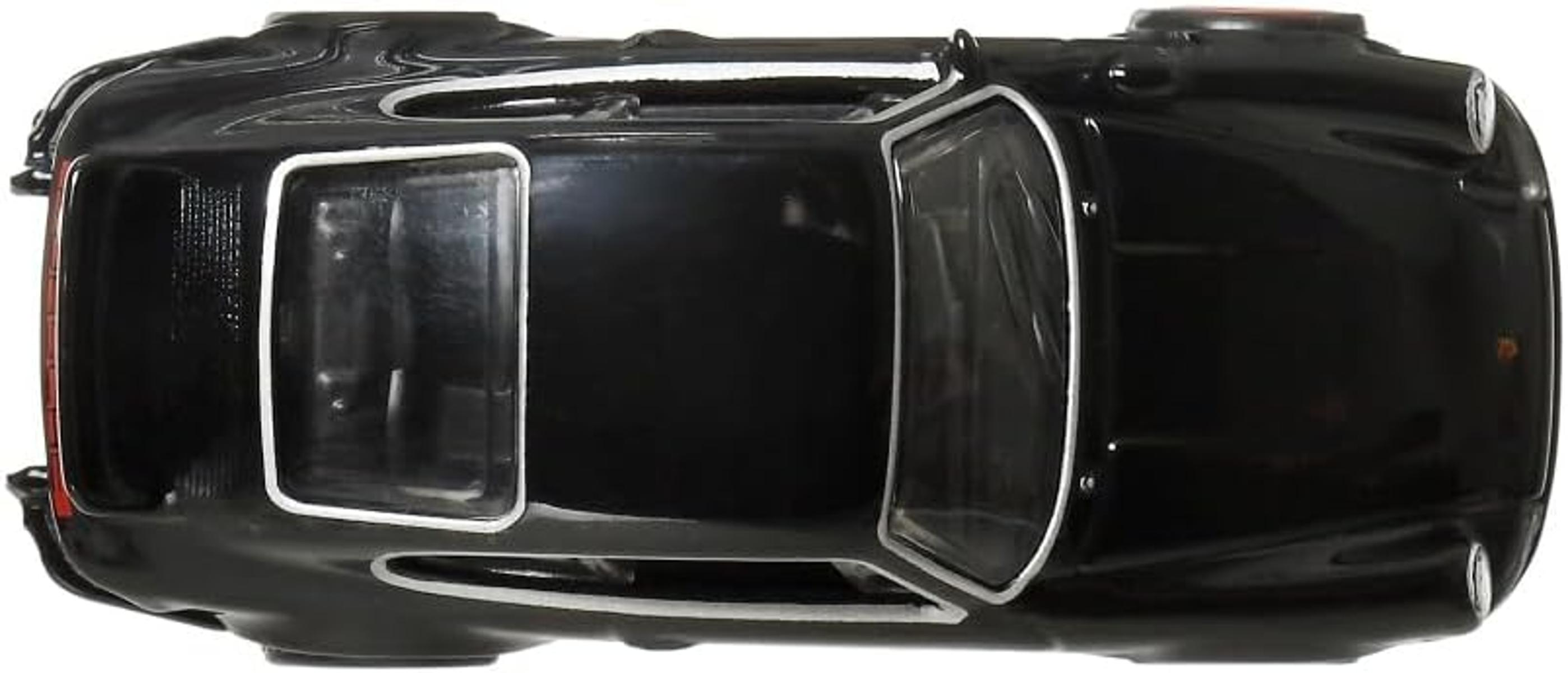 Coupé sportivo nero lucido visto dall'alto, con accenti bianchi.