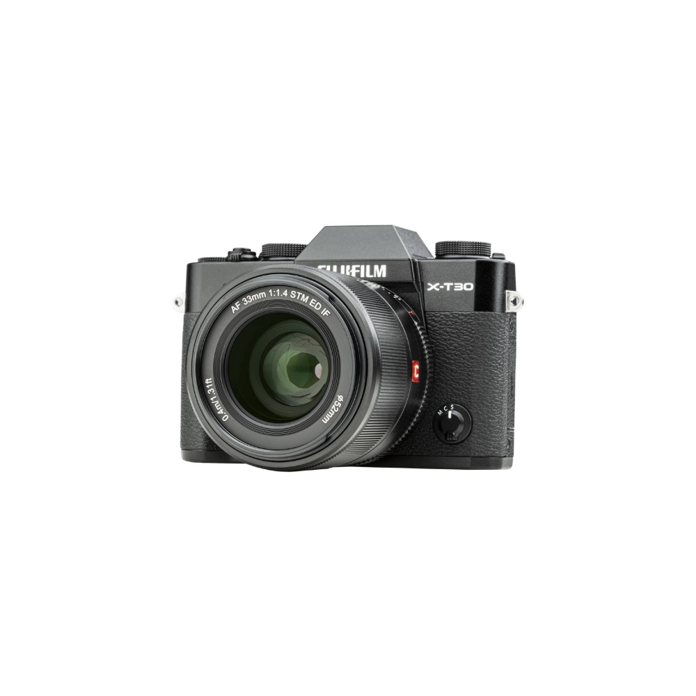 Een zwarte Fujifilm X-T30 camera met 33mm lens is geïsoleerd.