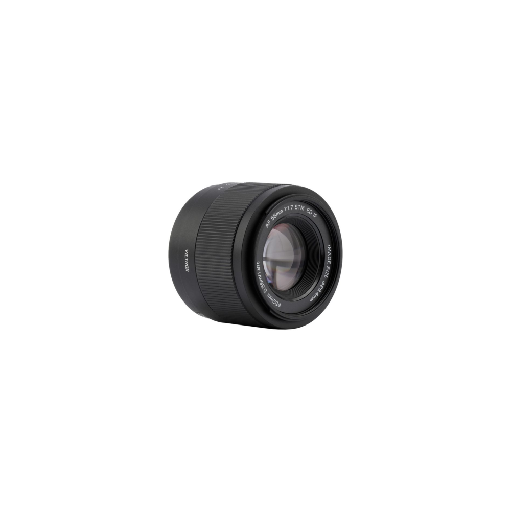 Een zwarte Viltrox 56mm f/1.7 lens met een geribbelde scherpstelring, geïsoleerd.