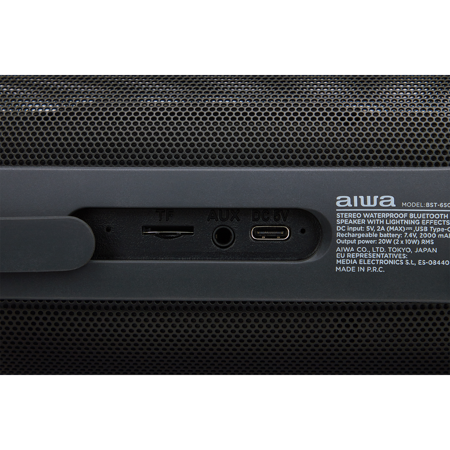 Primer plano de un altavoz Bluetooth Aiwa negro con puertos.