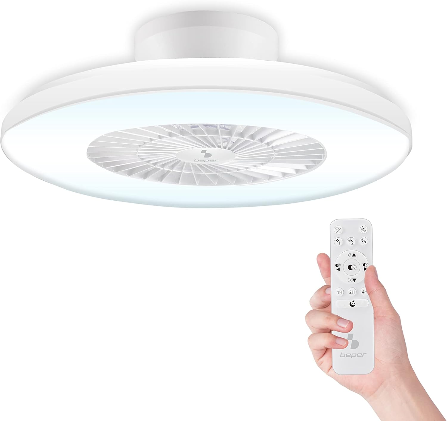 Luce da soffitto bianca con ventilatore e telecomando in mano.