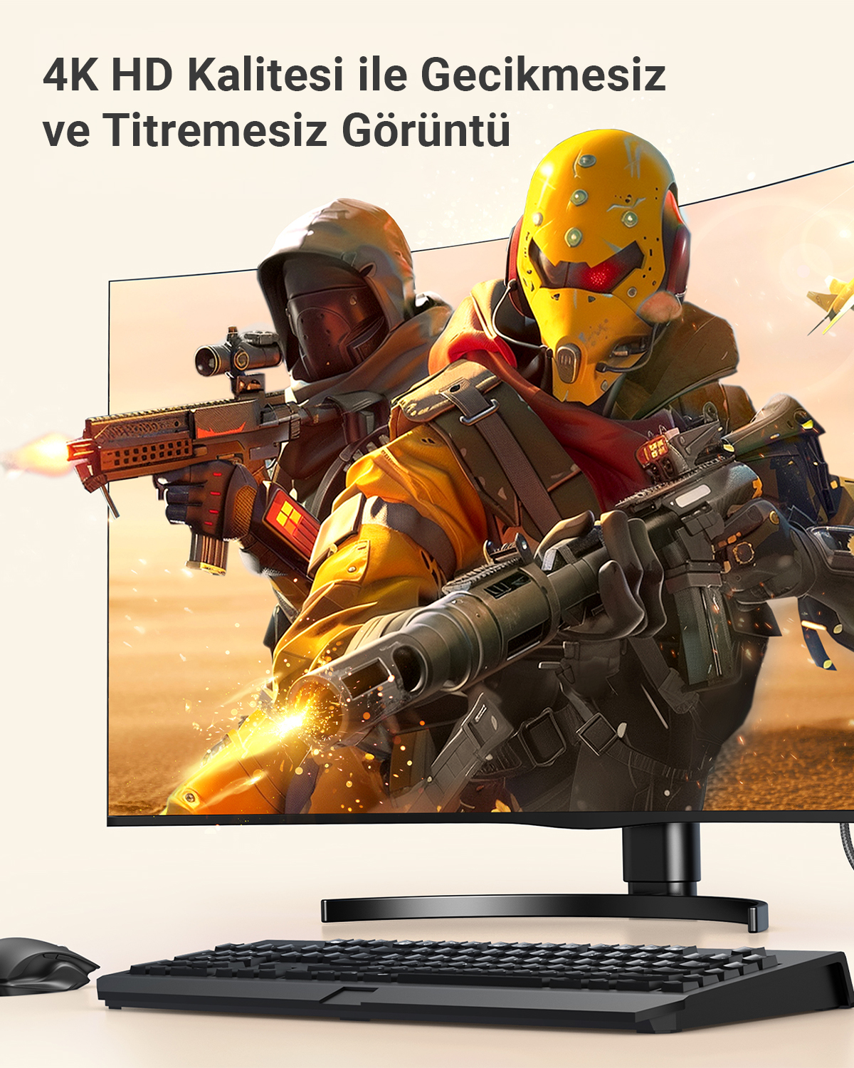 Sarı ve kahverengi teçhizatlı iki asker ekranda silah tutuyor.