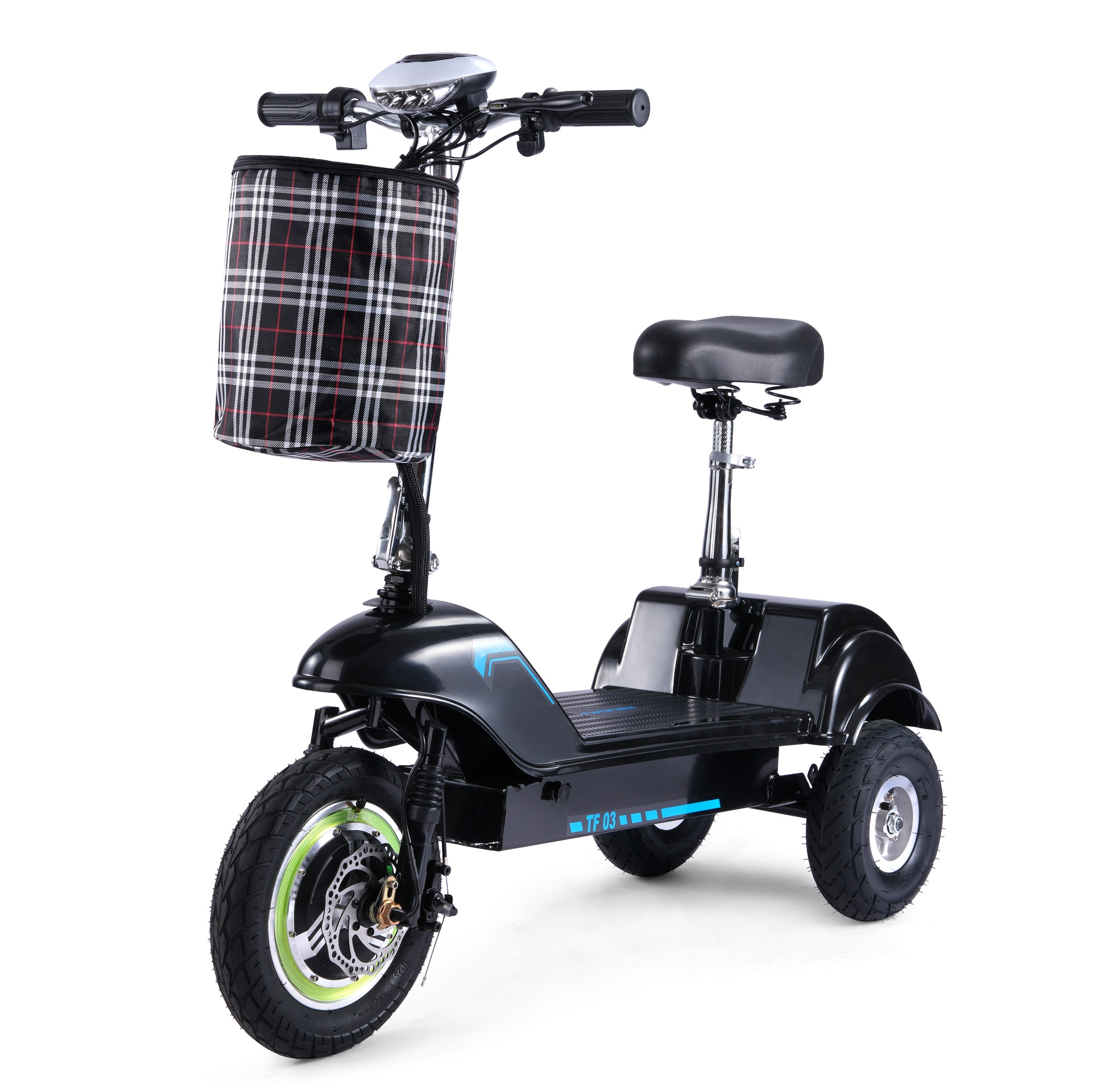 Uno scooter nero a tre ruote con cestino a quadri, sedile e faro a LED.