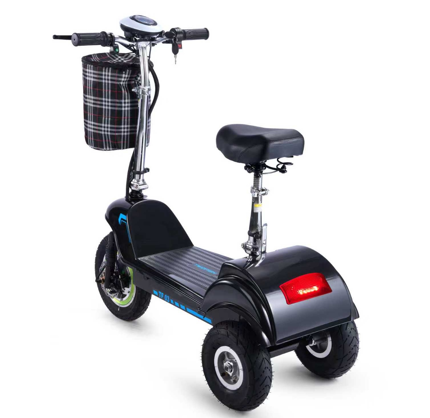 Uno scooter elettrico nero a tre ruote con cestino a quadri e sedile.