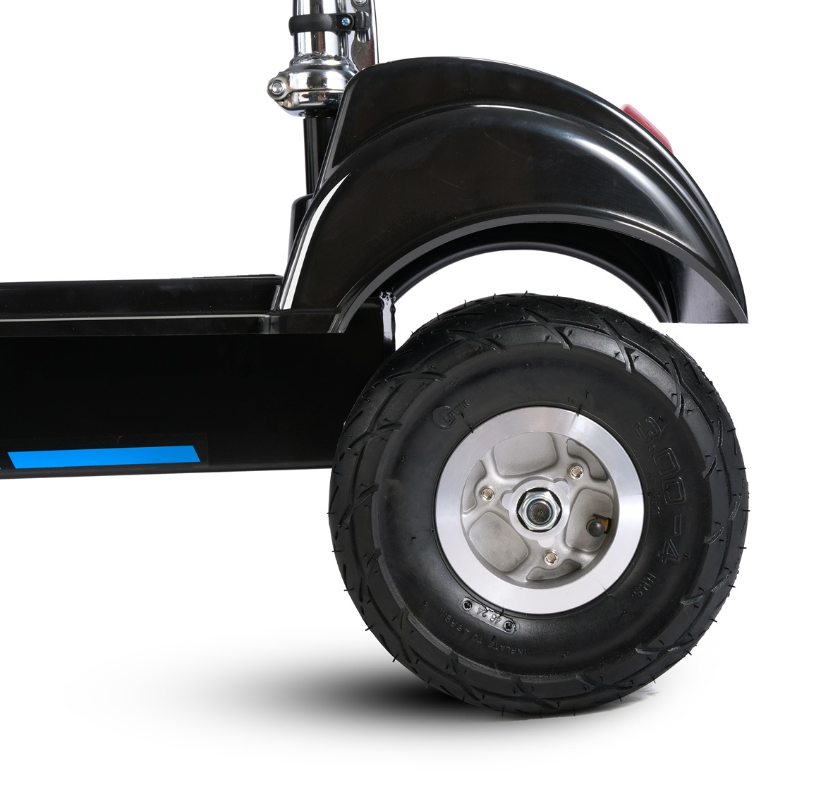 Primo piano di uno scooter elettrico nero, che mostra una ruota e un parafango.