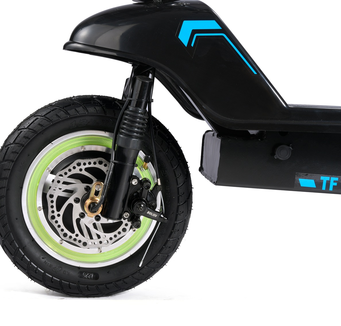 Primo piano della ruota anteriore e forcella di uno scooter elettrico nero con cerchio verde.