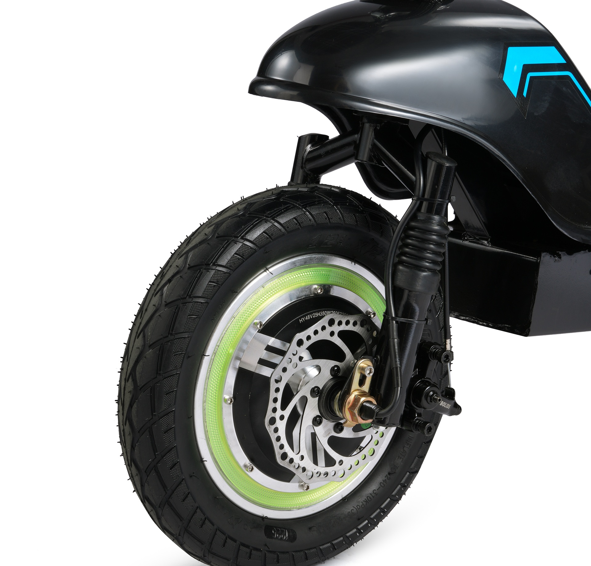 Ruota anteriore di uno scooter nero con accenti blu e anello luminoso verde.
