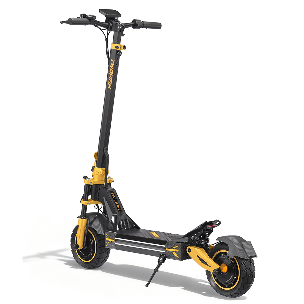 Uno scooter elettrico nero e giallo con pneumatici spessi e display digitale.