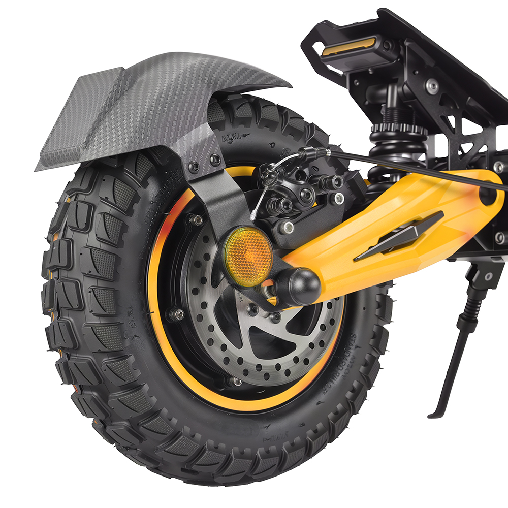 Primo piano della ruota posteriore di uno scooter elettrico con parafango in carbonio e telaio giallo.
