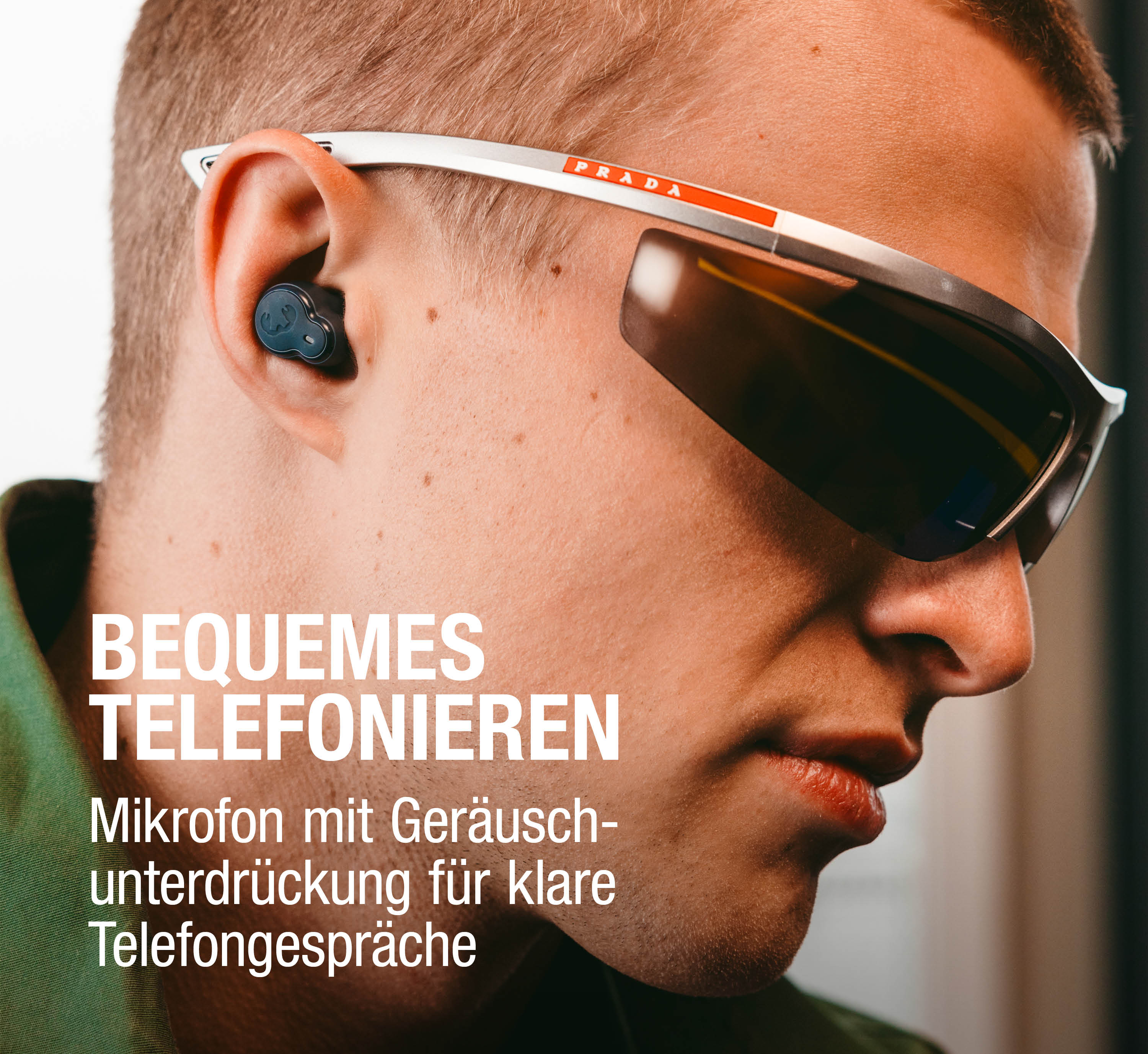 Mann mit Ohrhörern und Sonnenbrille, Text über Telefonieren.