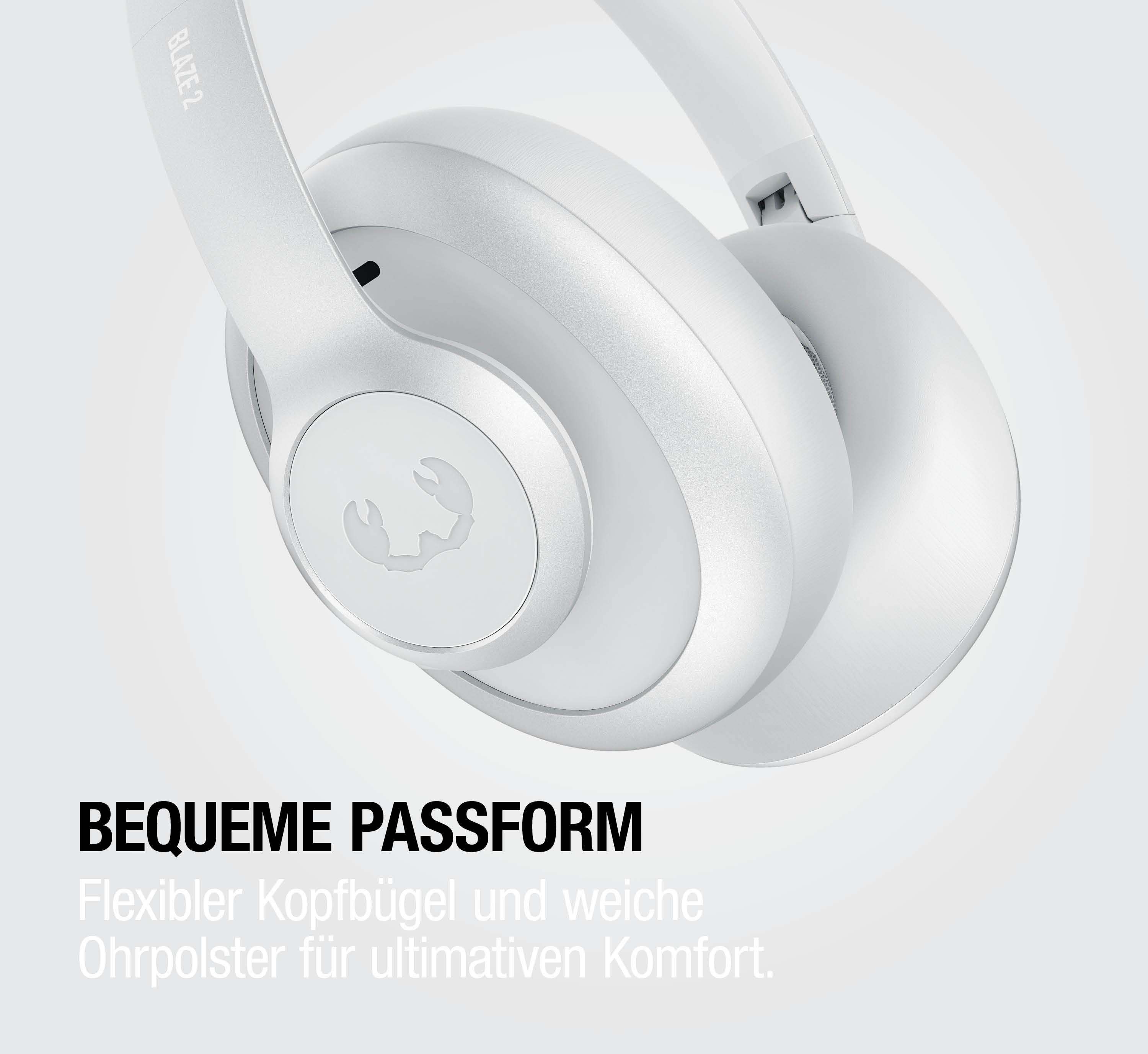 Weiße Kopfhörer mit Logo, auf grauem Hintergrund.